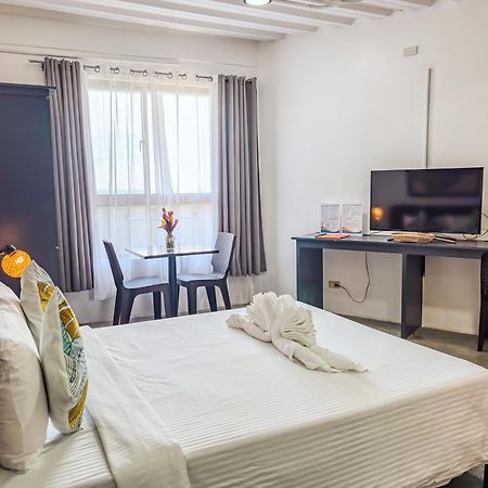 Av Suites Puerto Galera Exteriör bild
