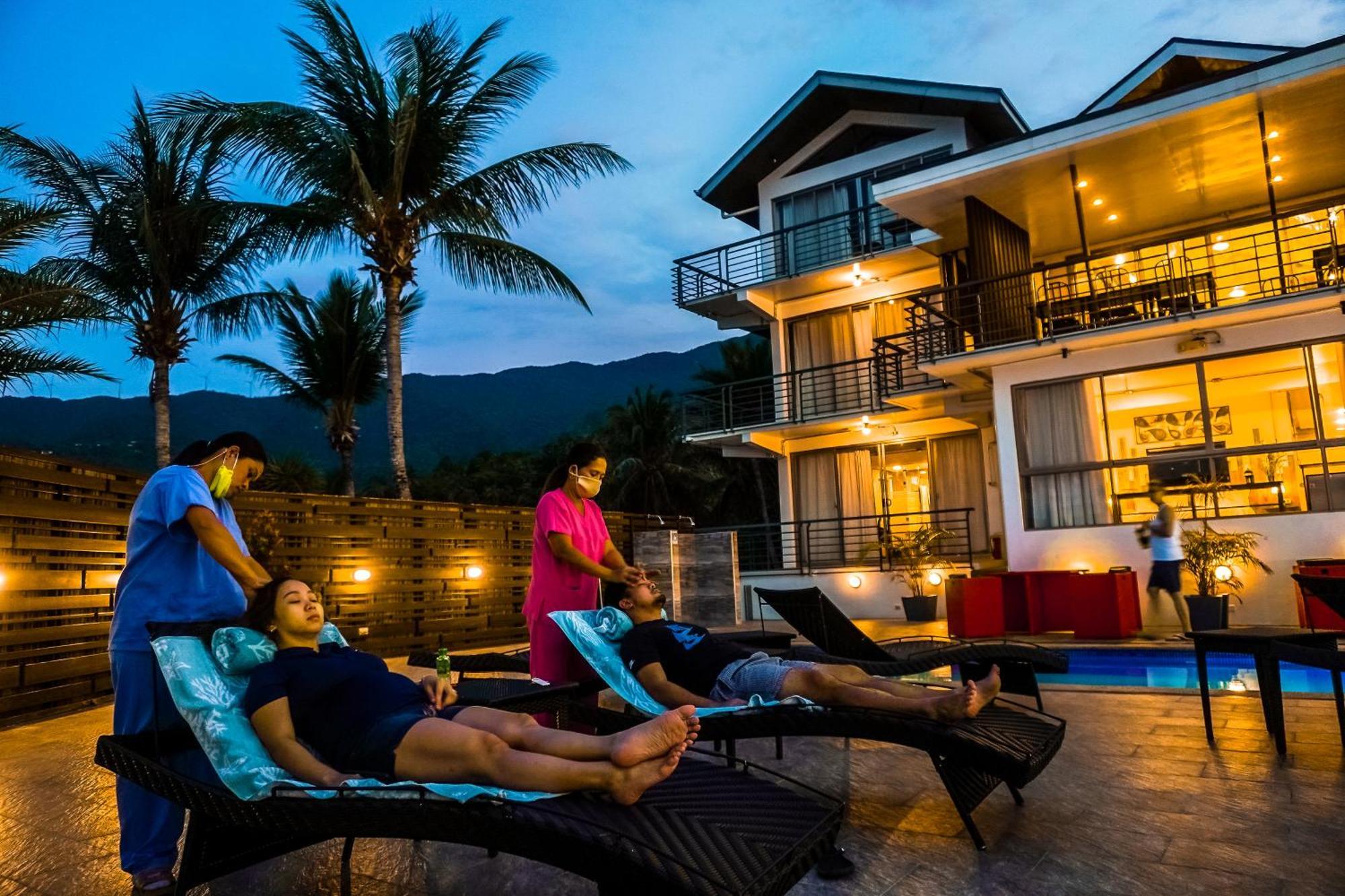Av Suites Puerto Galera Exteriör bild