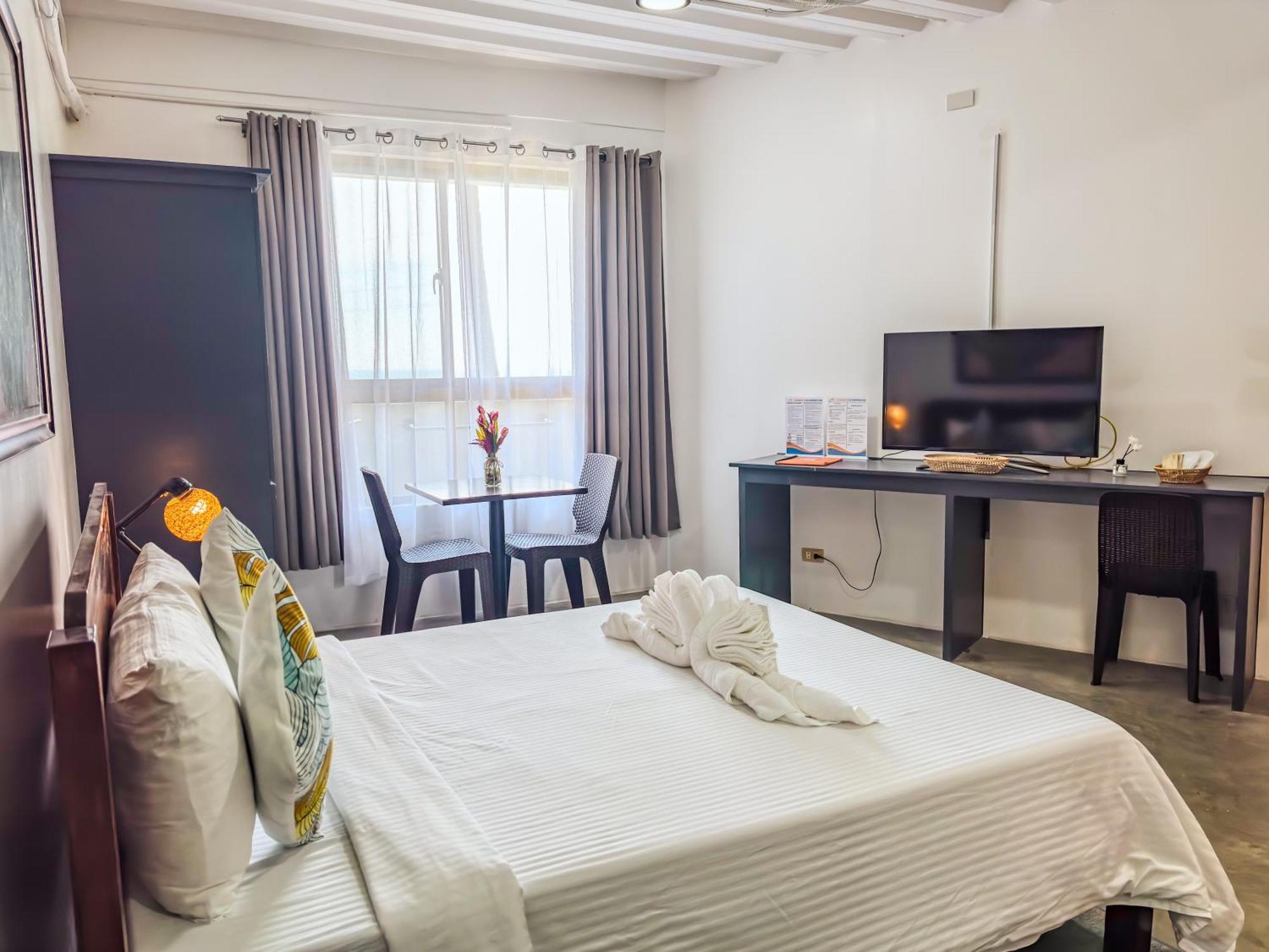 Av Suites Puerto Galera Exteriör bild