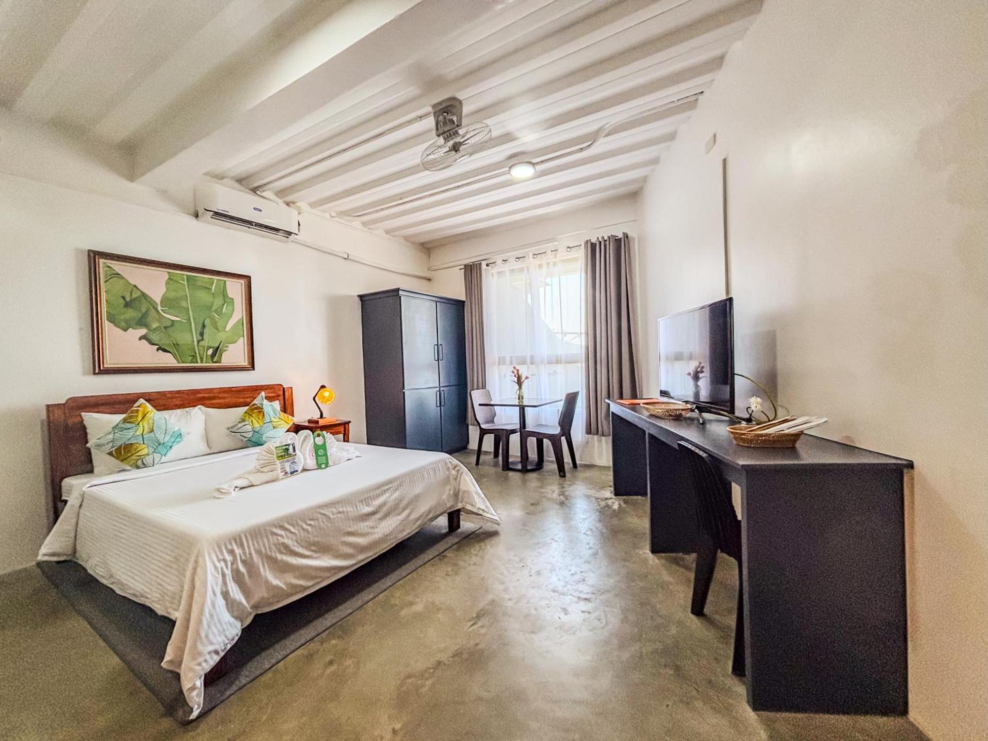 Av Suites Puerto Galera Exteriör bild