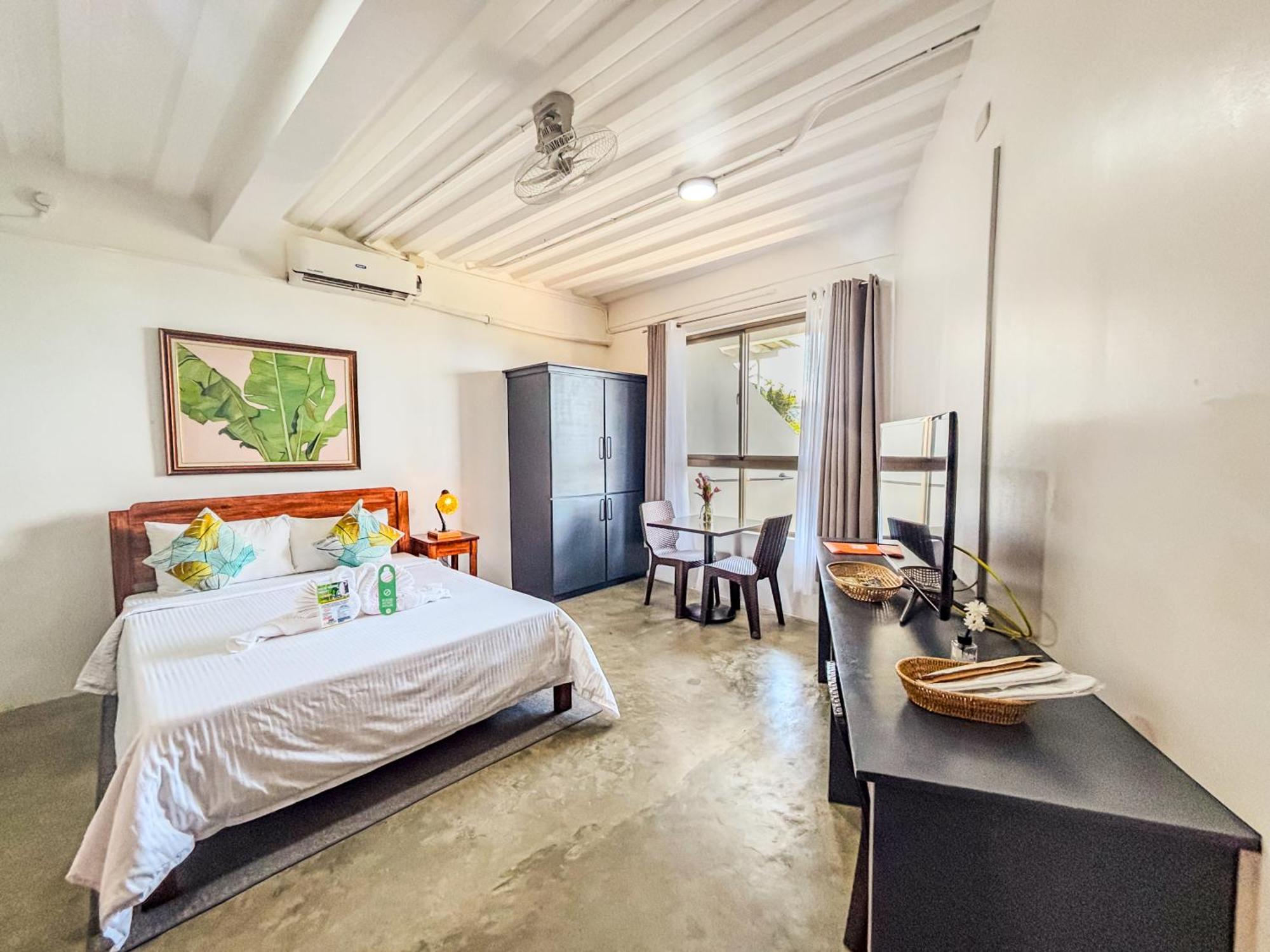 Av Suites Puerto Galera Exteriör bild