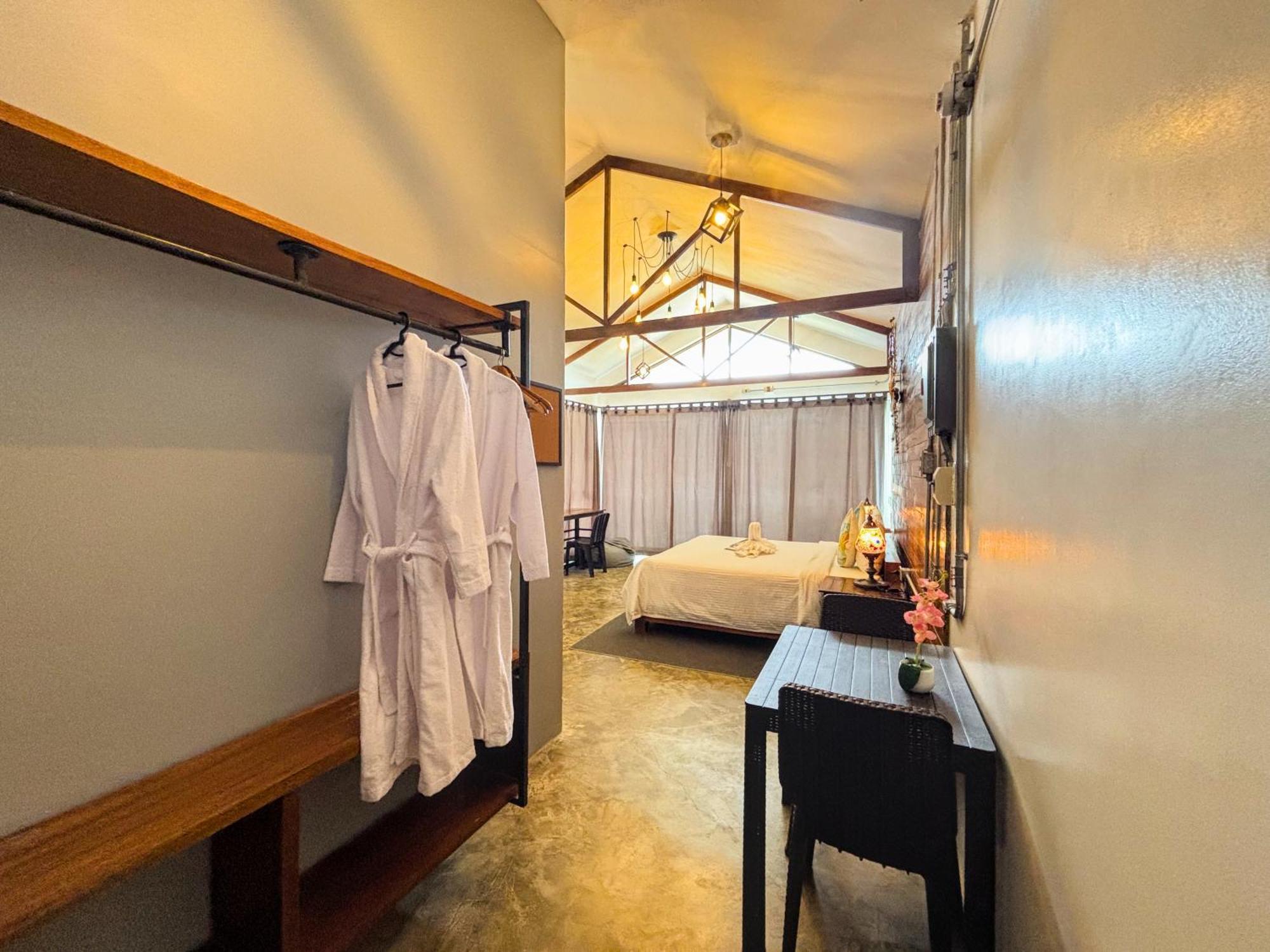 Av Suites Puerto Galera Exteriör bild